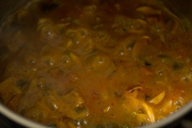 cooked mushroom gravy