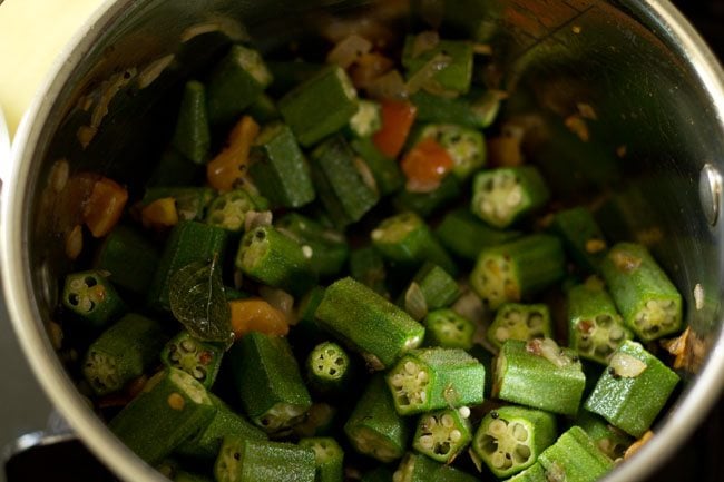 Mix the okra pieces thoroughly with the remaining ingredients. 