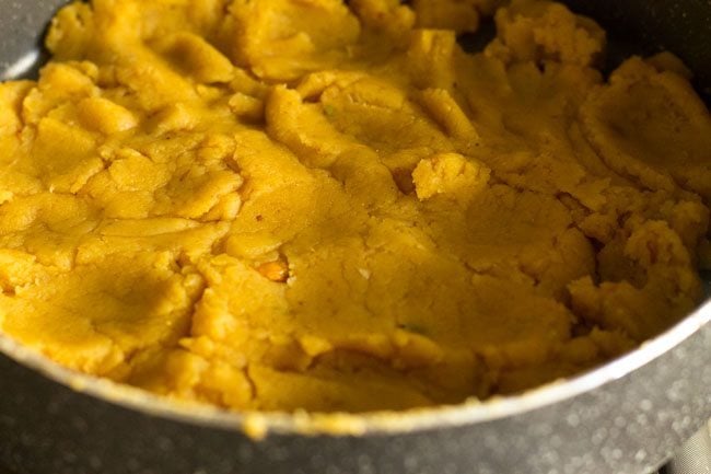 cooked besan halwa in the pan