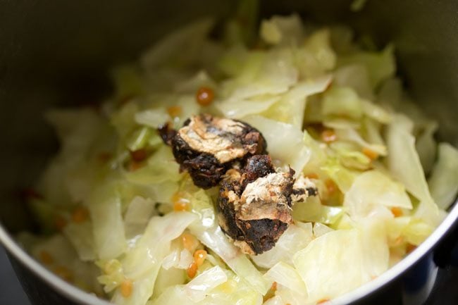cabbage chutney ingredients and tamarind in blender