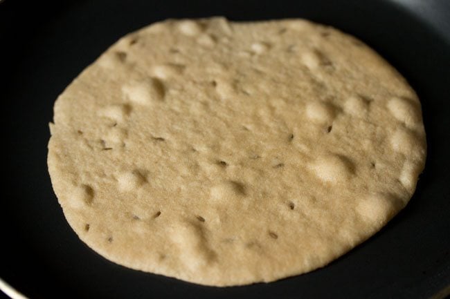Bubbles appear on khasta roti.
