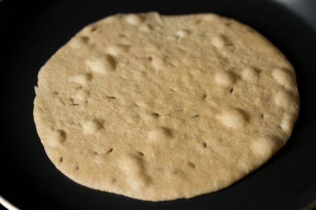 Bubbles appear on khasta roti. 