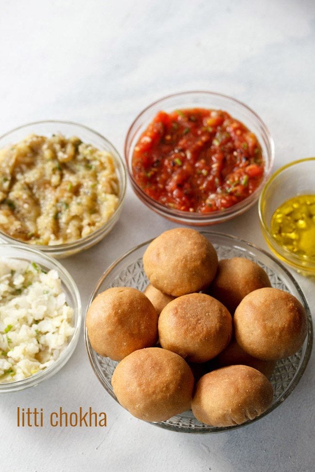 litti chokha served in glass bowls.