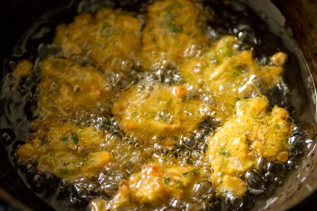 vegetable pakoda turning golden