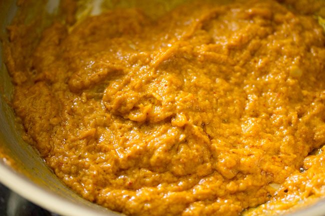 curry gravy stirred with spices