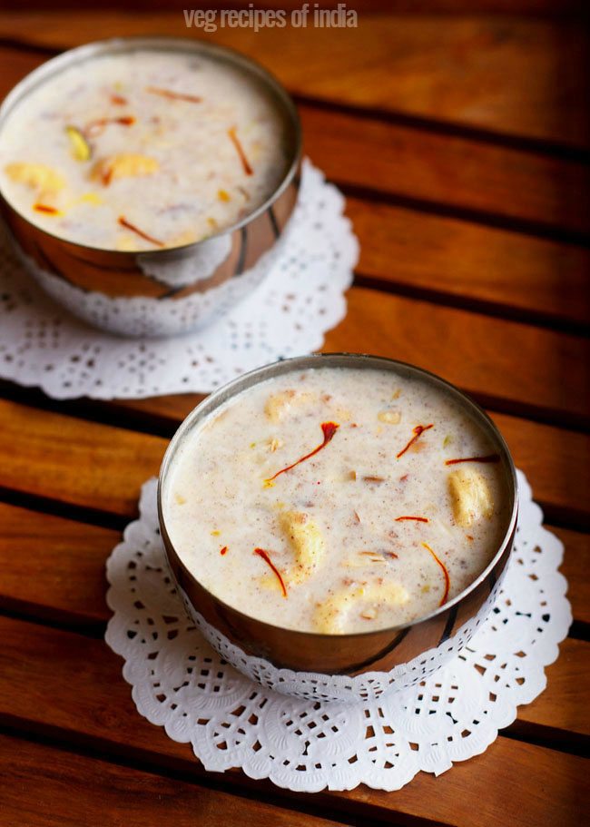 ragi kheer served in bowls kept on a wooden table with text layover. 