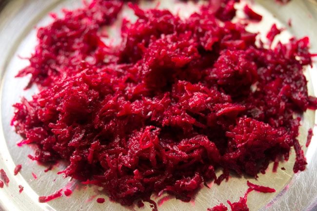 1 cup of grated beetroot in a plate