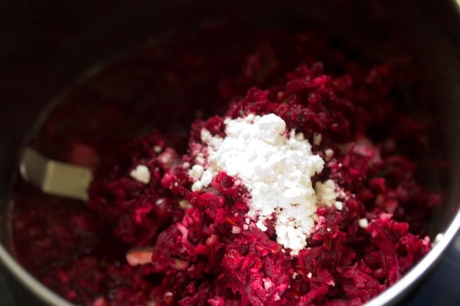 beetroot chutney mixture with salt in a grinder jar