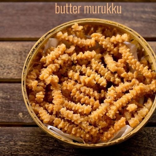 murukku de mantequilla servido en un tazón de caña con escalas de texto.