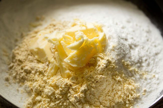 mantequilla salada agregada al tazón para hacer masa de mantequilla chakli. 