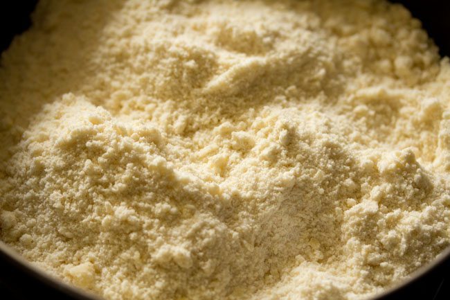 los ingredientes se frotan para obtener una textura similar a la de las migas de pan en la mezcla de harina. 