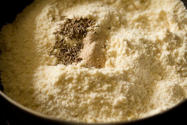semillas de comino y asafétida agregadas a la mezcla de harina. 