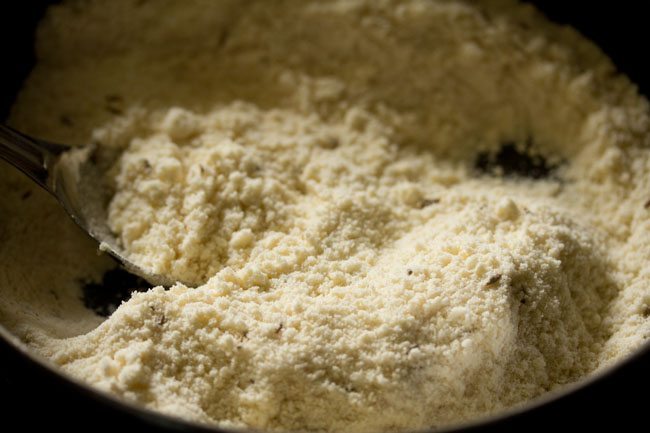especias mezcladas bien en la mezcla de harina. 