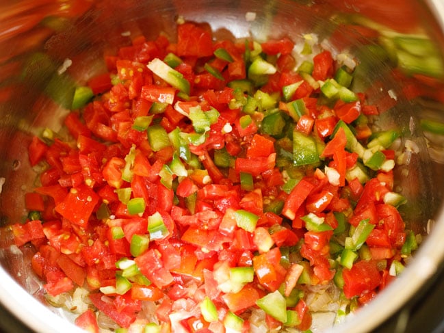 tomatoes and capsicum added to instant pot