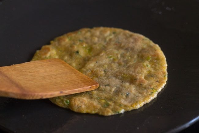 press sides of kaddu paratha