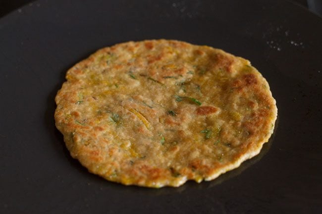 cooked kaddu paratha on tawa