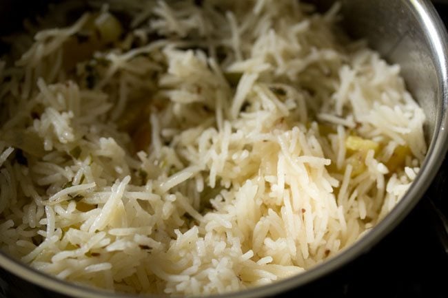 cooked kuska rice in the pan. 