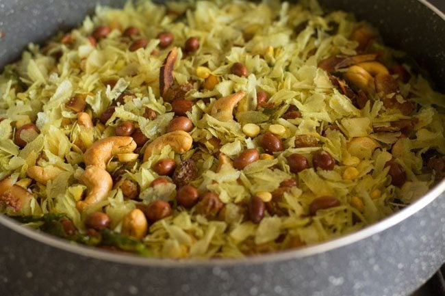 poha chivda in pan