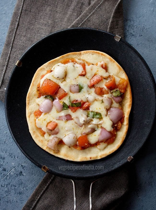 no yeast veg pizza served on a black skillet