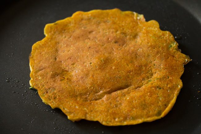 cooked chilla on frying pan