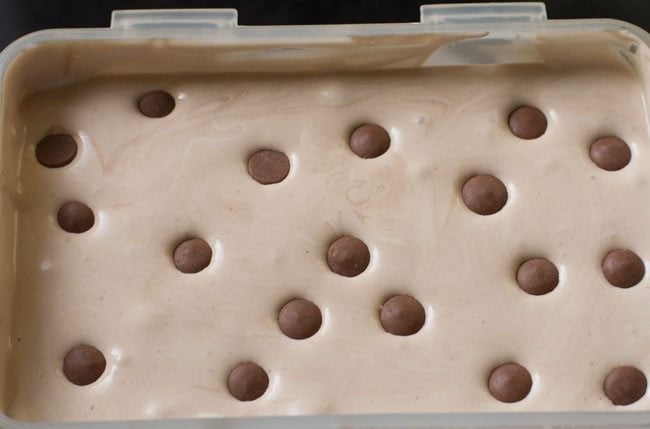 decorating the ice cream mixture with chocolate chips 