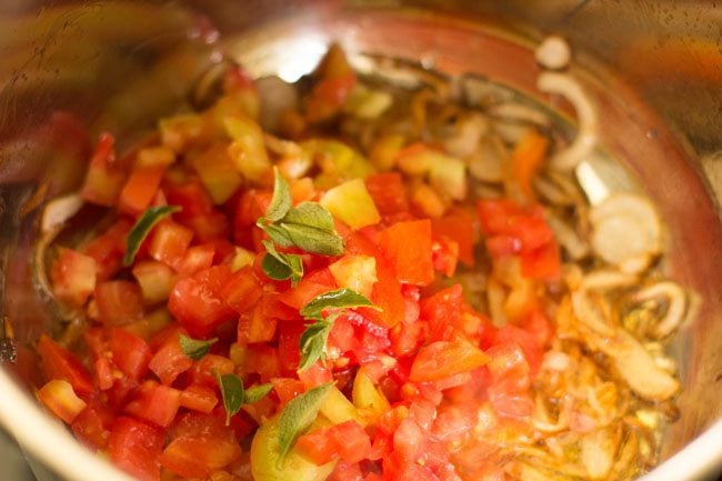 tomatoes for making gobi biryani recipe