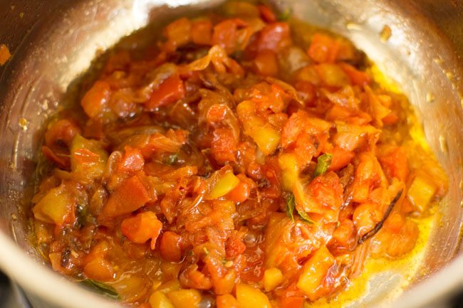 tomatoes for making gobi biryani recipe