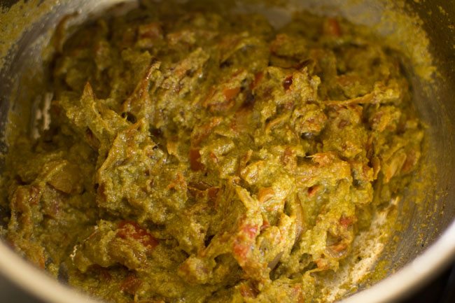 preparing gobi biryani recipe