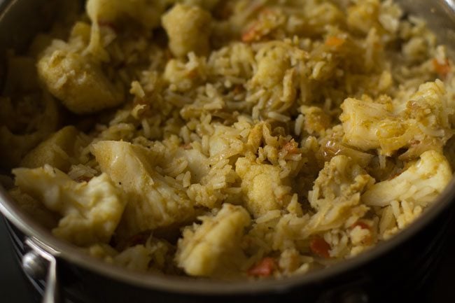 preparing cauliflower biryani recipe