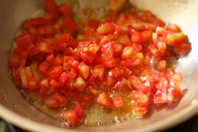 tomatoes for making paneer Kolhapuri recipe