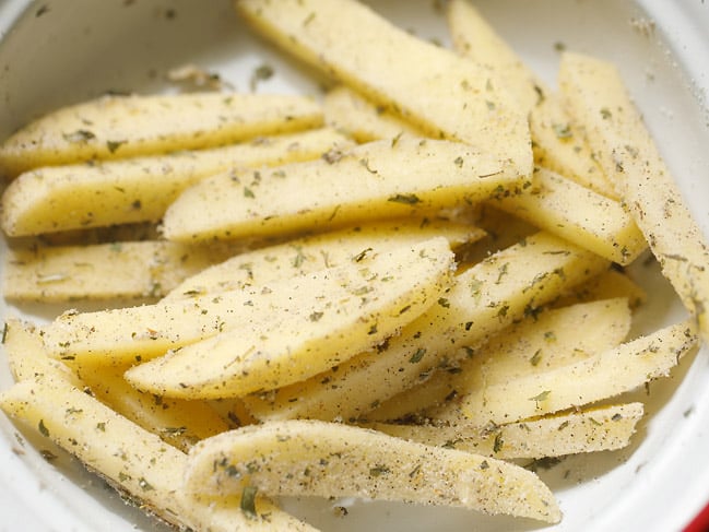 potato wedges mixed evenly with dry ingredients