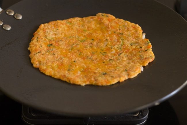 carrot paratha placed on tawa