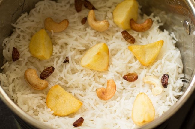 some fried potatoes, cashews and raisins added on top of the rice layer. 