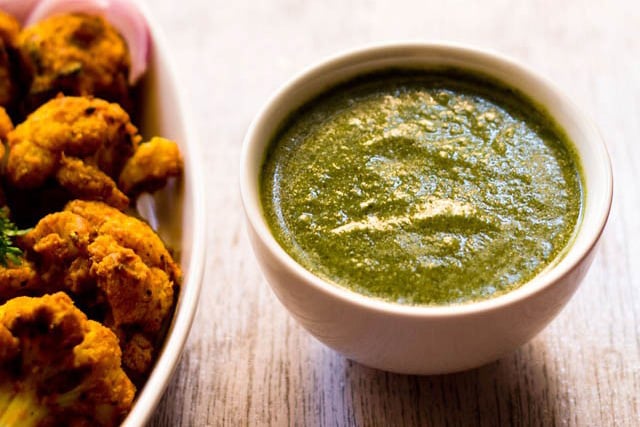 mint chutney in a bowl served with tandoori snack