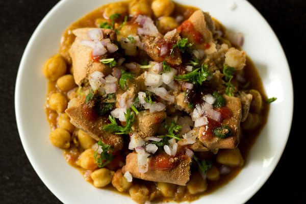 prepared samosa chaat on the plate