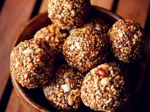 til ke ladoo in a bowl.