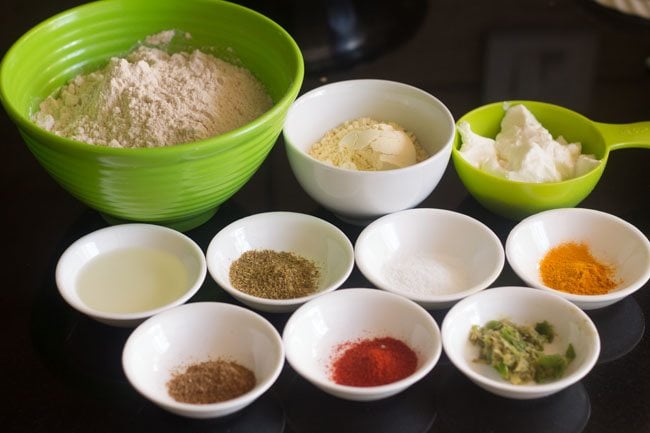 varios ingredientes guardados en tazones para hacer mooli thepla