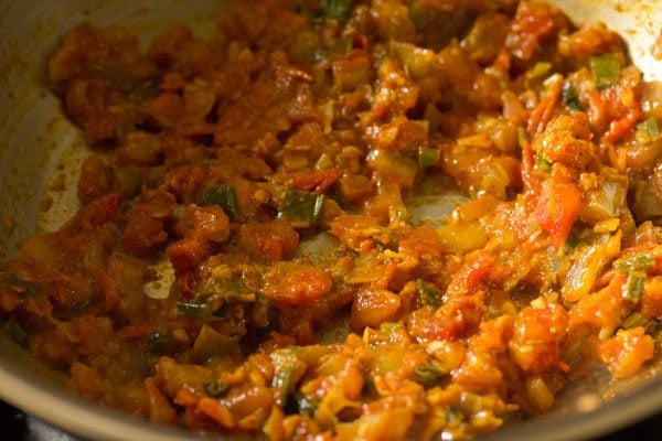 spice powders mixed well in the tomatoes. 