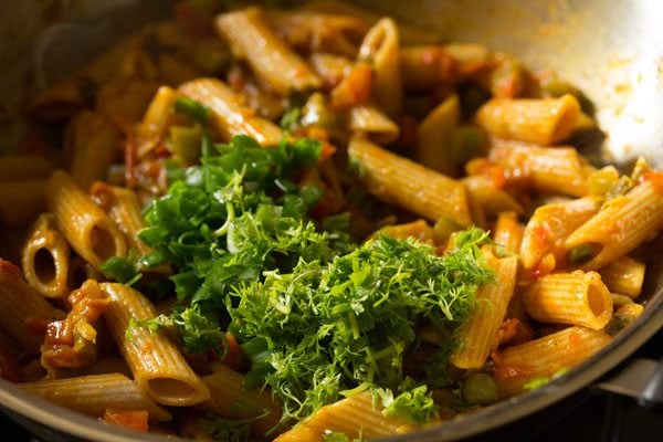 chopped coriander leaves added to masala pasta. 