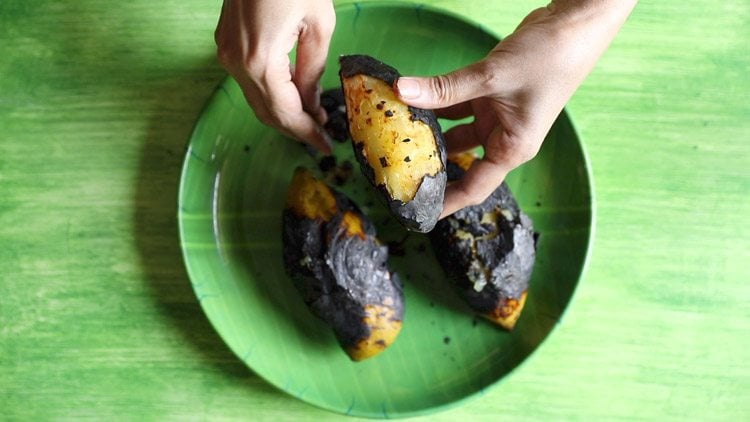 peeling roasted mangoes