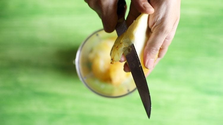slicing the cooked roasted mango