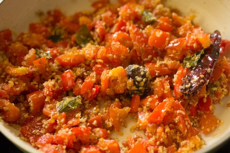 mix capsicum chutney mixture in the pan