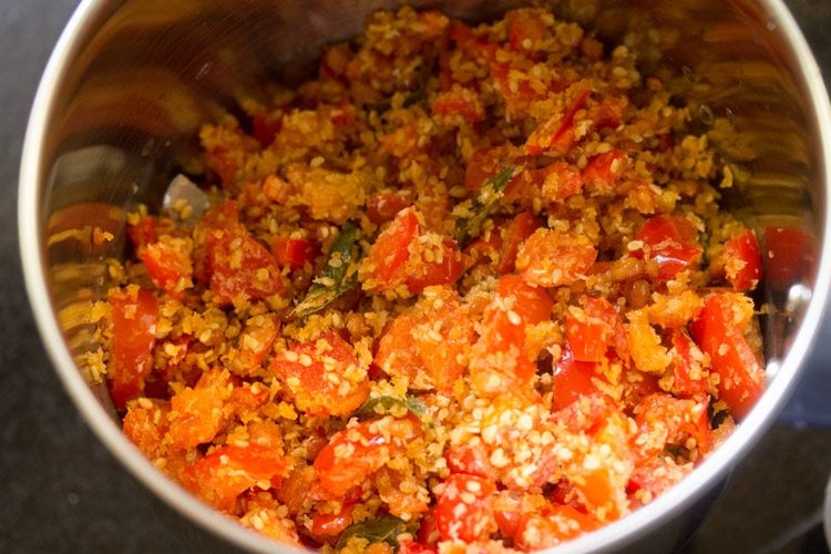 capsicum chutney mixture in a grinder jar