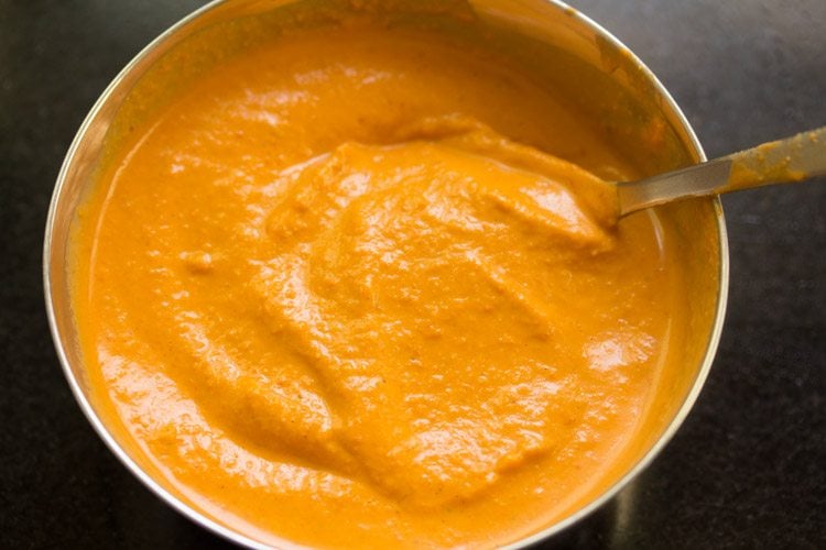 capsicum chutney removed in a bowl