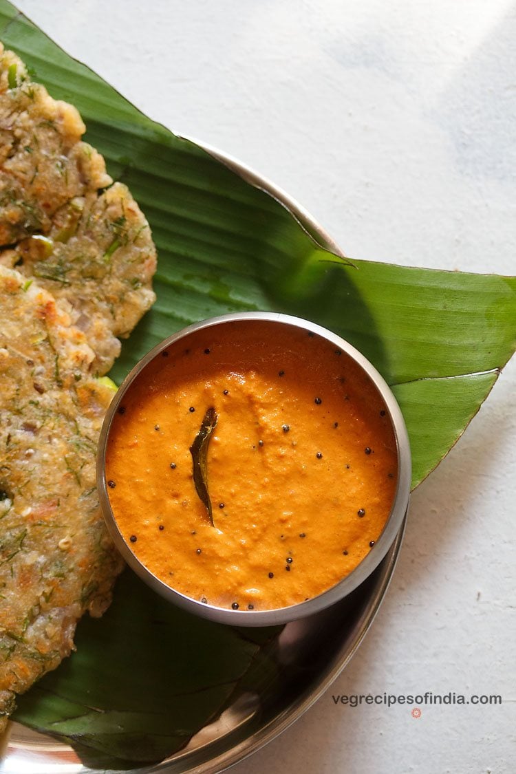 red capsicum chutney served with akki roti in a bowl