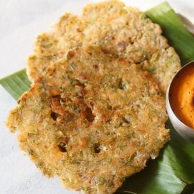 akki roti served on a plaintain leaf with capsicum chutney