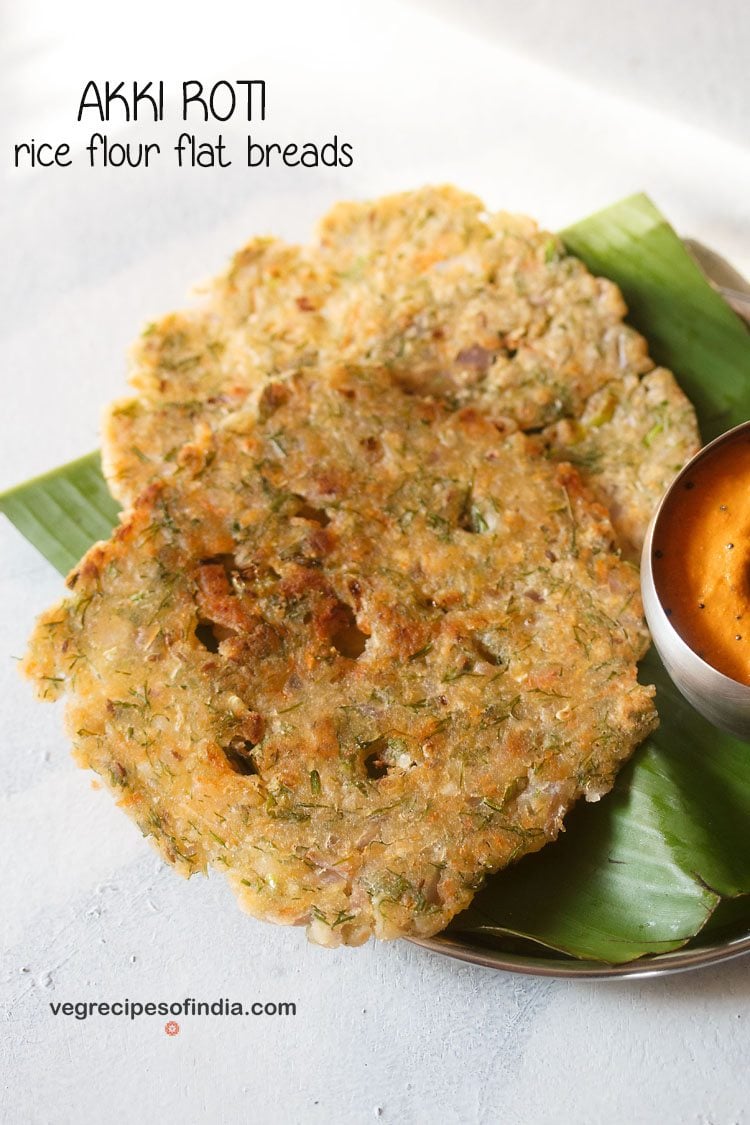 akki roti served on a plaintain leaf with capsicum chutney