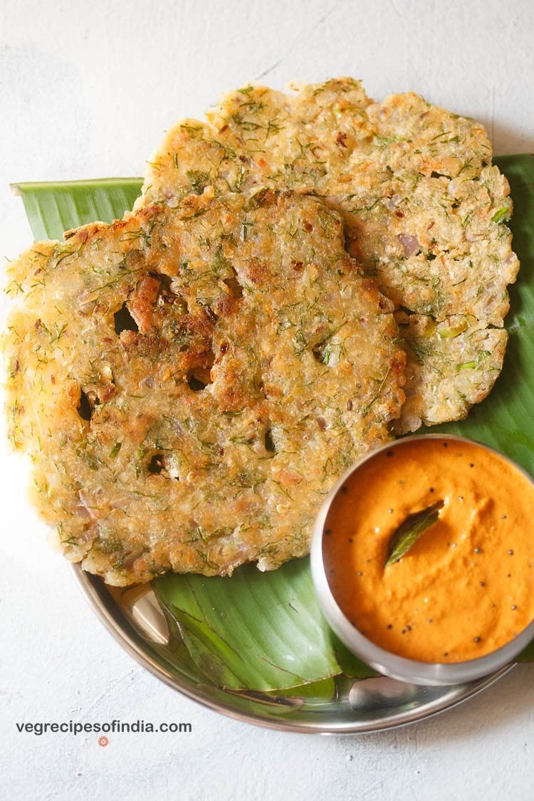 akki roti served on a plaintain leaf with capsicum chutney