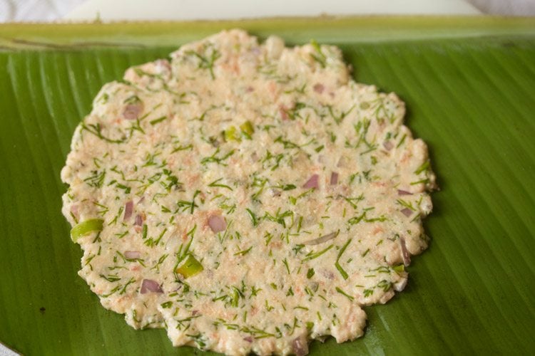 flattened akki roti on plantain leaf