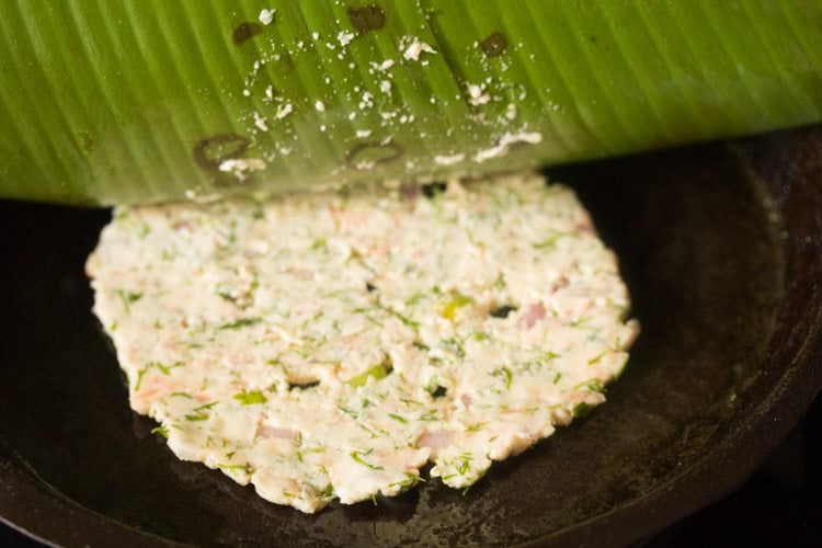 akki roti placed on skillet